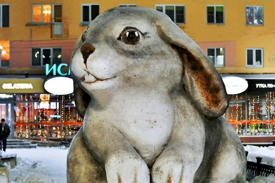 Снежный зайчик стал новой достопримечательностью Мончегорска. Фото: vk.com/monchegorsk_forum