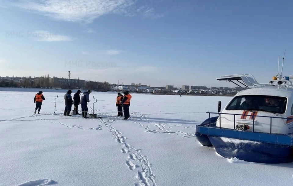 Спасатели проверили лед для зимней рыбалки в Волгоградской области