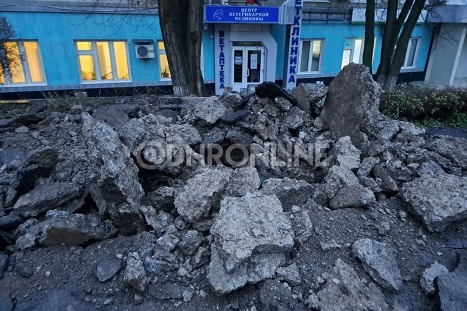 В Донецке украинский снаряд разорвался на проспекте Мира. Фото: ДНР Онлайн