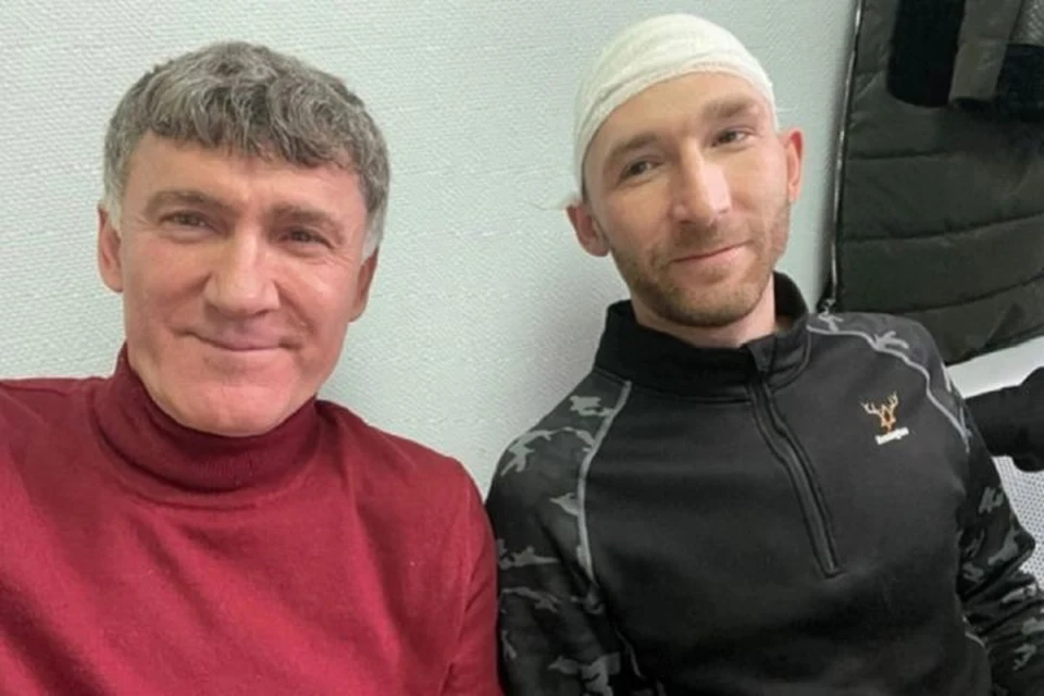 Глава Алапаевска с сыном, раненым во время выполнения боевых задач СВО Фото: страница Сайгида Билалова «Вконтакте»