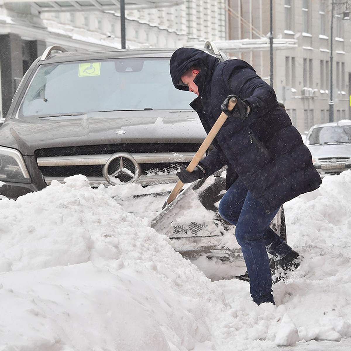 Сколько стоит извлечь машину из снежного плена. В Москве активизировались  откапыватели машин - KP.RU