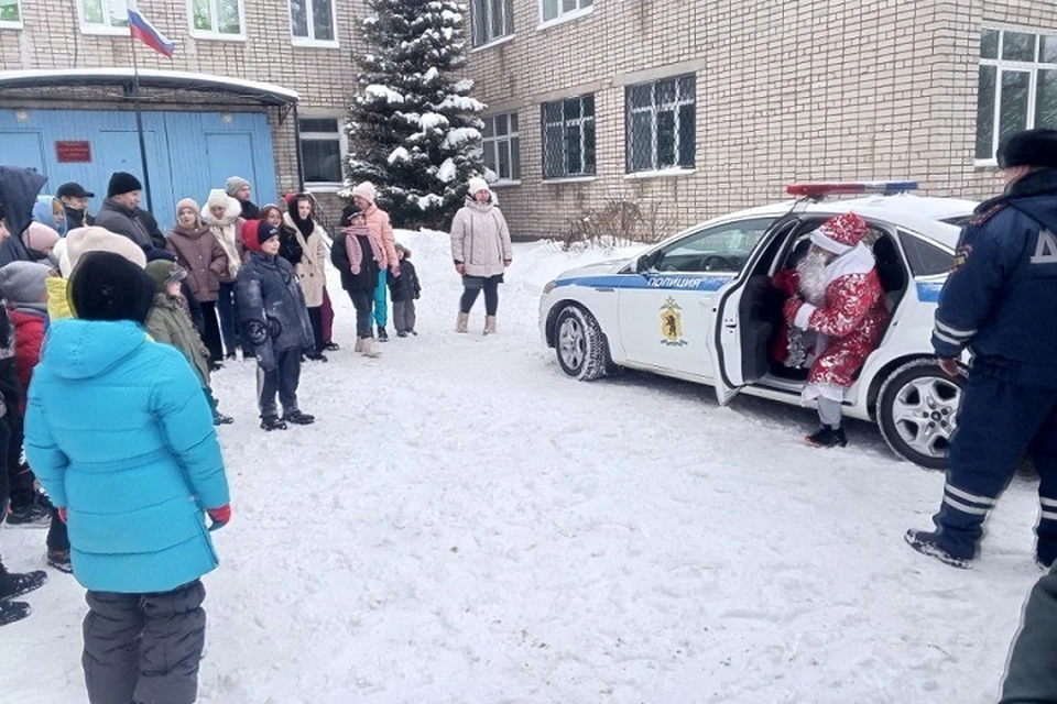 Сотрудники Госавтоинспекции Рыбинска и сообщества автолюбителей поздравили ребят из детского дома с наступающим Новым годом.