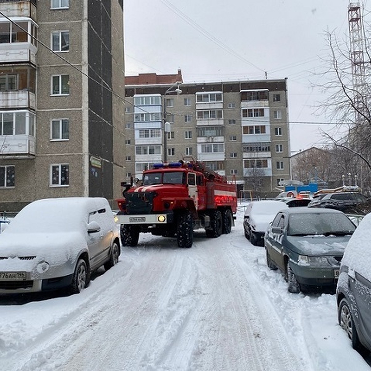 В Нижнем Тагиле спасатели и сотрудники ГИБДД провели рейд по дворам - KP.RU