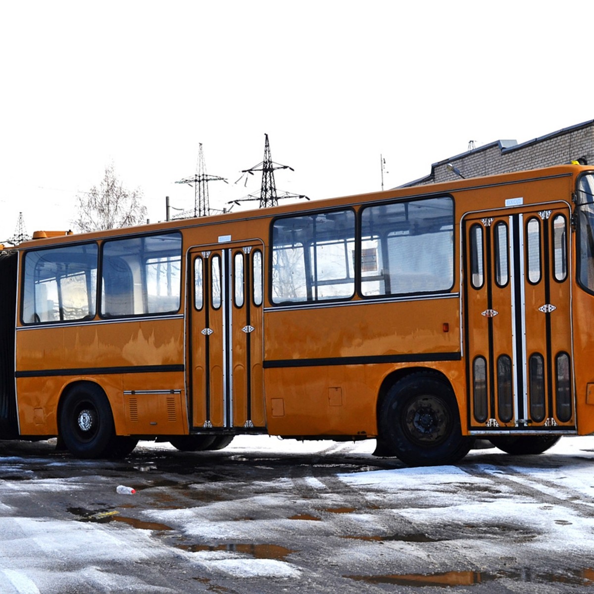 В девяностые за тысячу рублей: Челябинцы смогут прокатиться по городу на  легендарном автобусе-гармошке - KP.RU