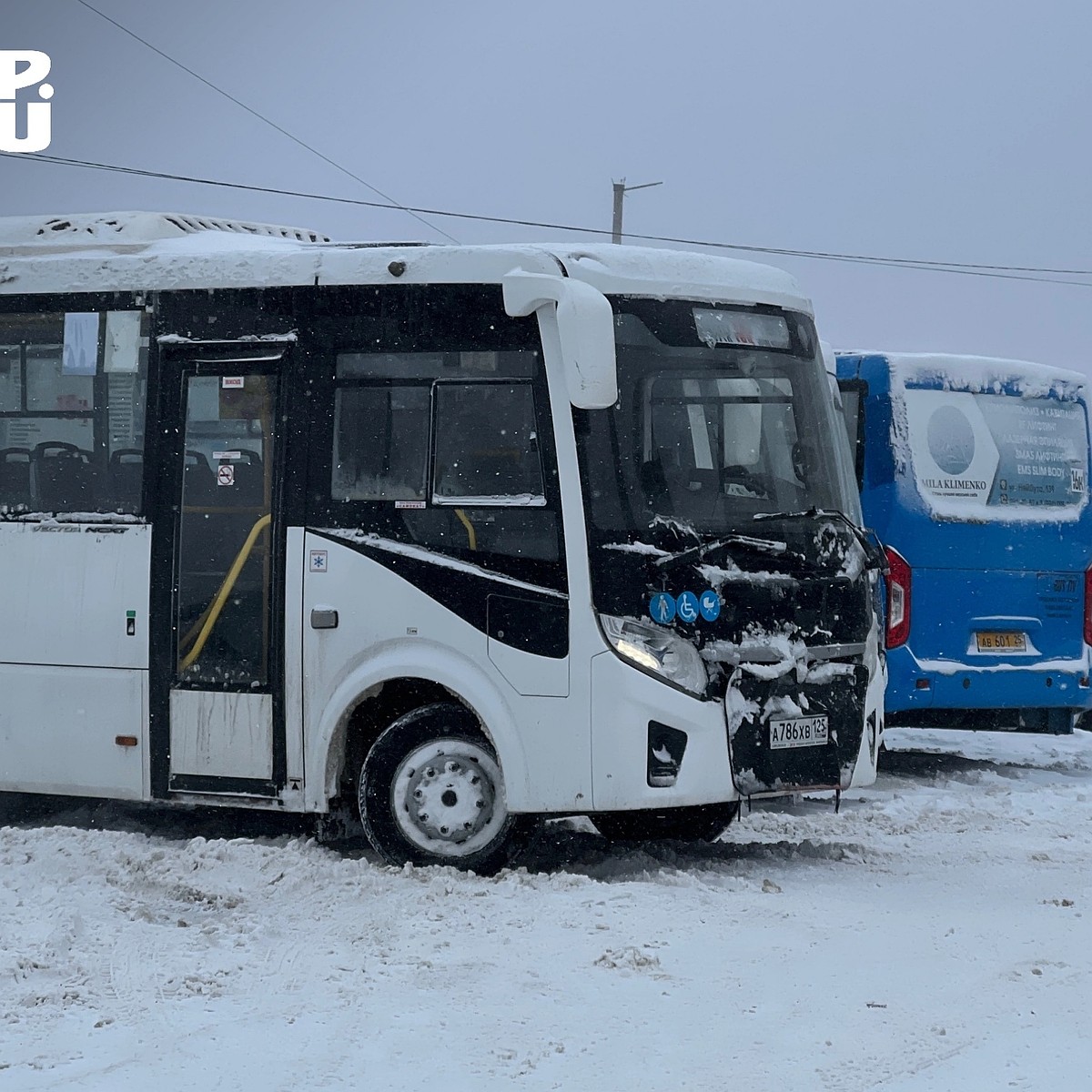 Приморцы не бросают друг друга в беде на заснеженных дорогах - KP.RU