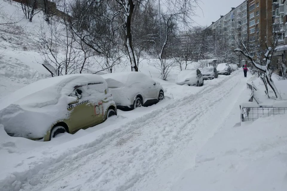 Снегопад во Владивостоке бушует третий день.