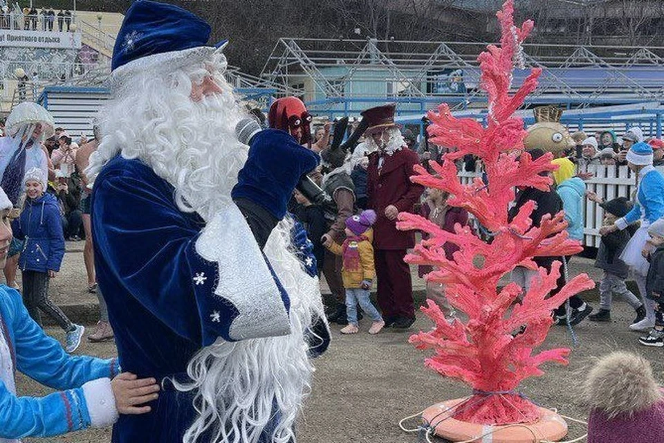 Дети и взрослые водили дружный хоровод вокруг кораллового дерева Фото: t.me/anapanovosti