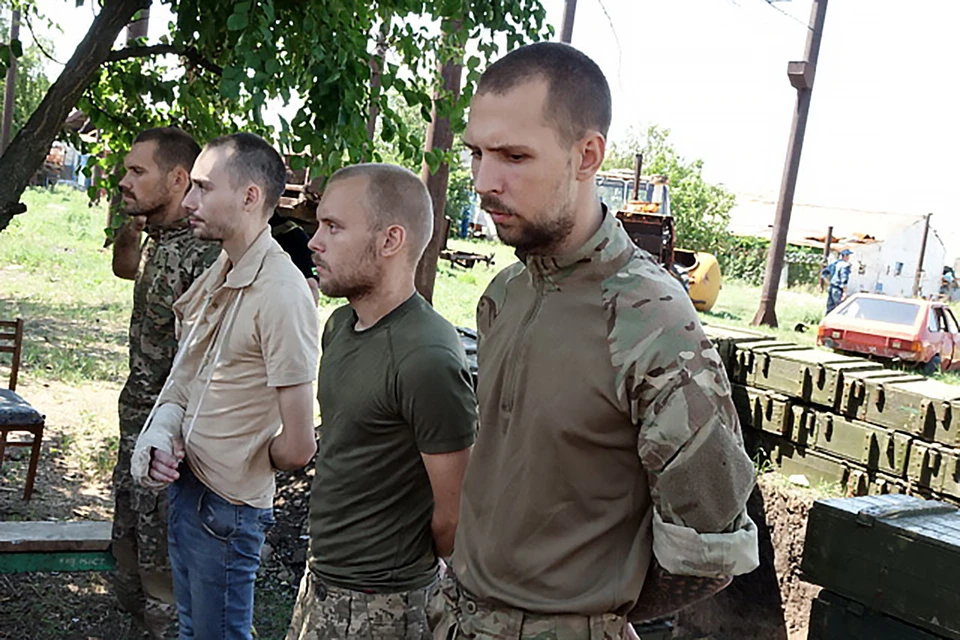 Пленные бойцы батальона "Азов"* в Мариуполе