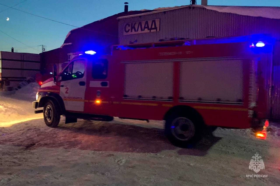 Прокуратура начала проверку после пожара на складе на улице 2-й Станционной. Фото: ГУ МЧС по НСО