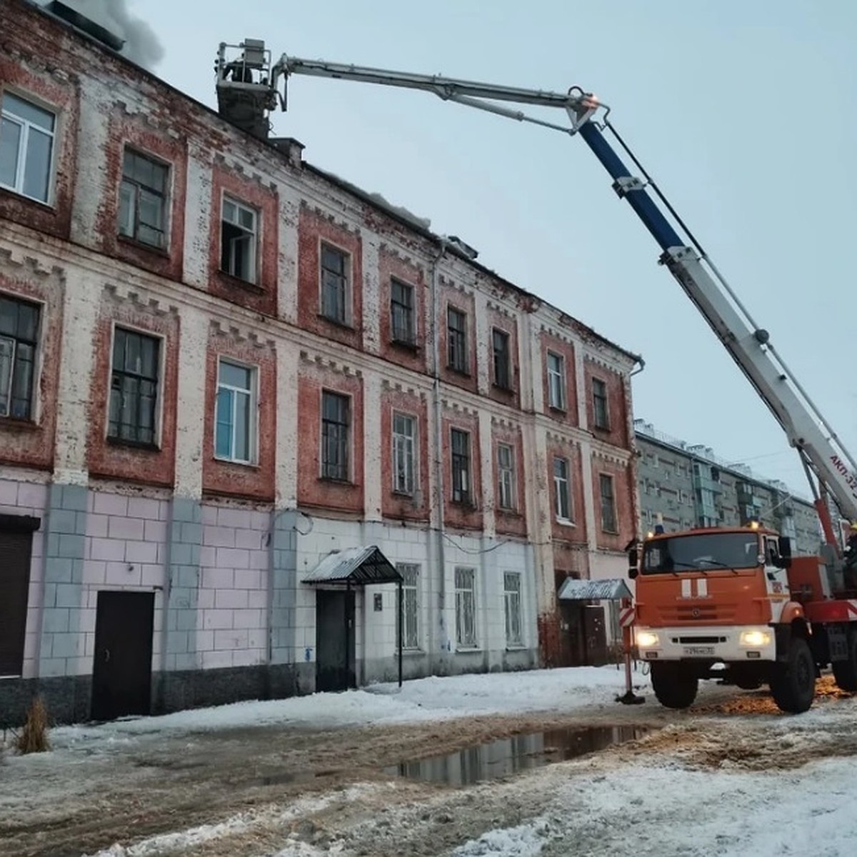 В Собинке жители сгоревшей казармы получили новые квартиры - KP.RU