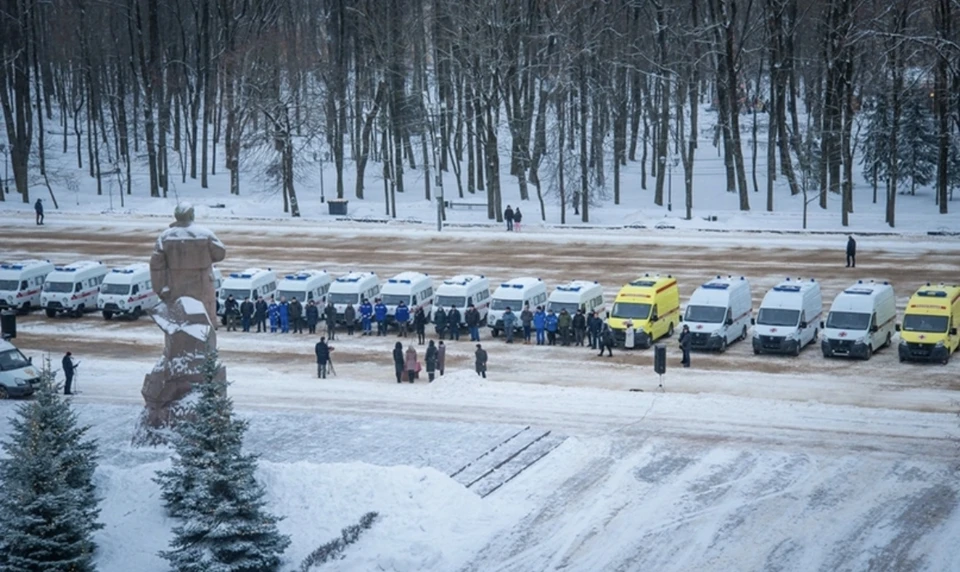 В Смоленске передали 16 новых автомобилей водителям подстанций скорой помощи. Фото: страница губернатора Алексея Островского в соцсетях.