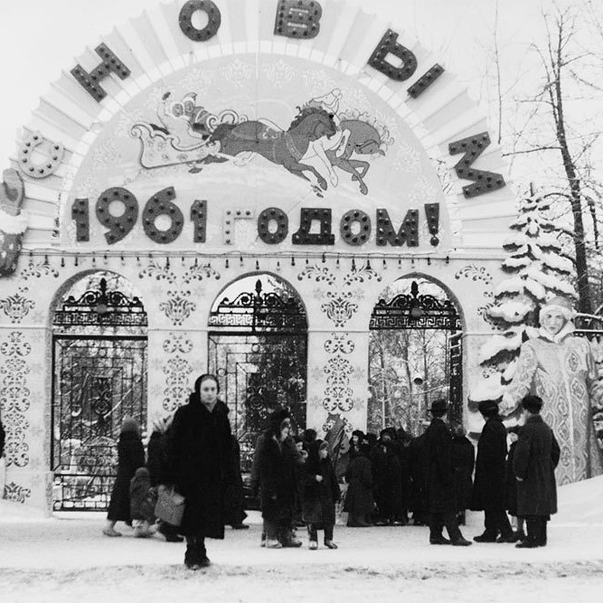 Как украшали Ижевск к Новому году в разные годы - KP.RU