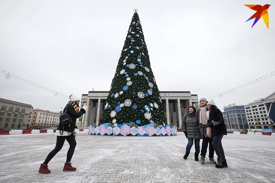 Возле новогодних елок 1 января 2023 года в Беларуси можно будет фотографироваться в осенних курточках и без шапок.