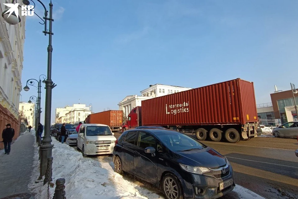 Техника убирает последствия снегопада по ночам.