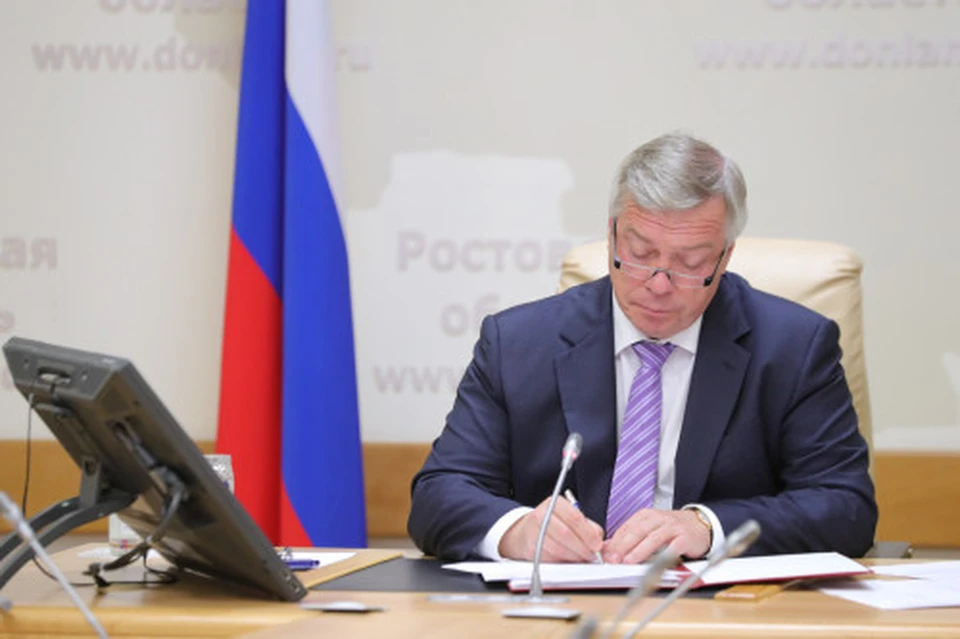 В дороге Василий Юрьевич любит посмотреть фильмы или разбирает почту. Фото: пресс-служба Губернатора Ростовской области