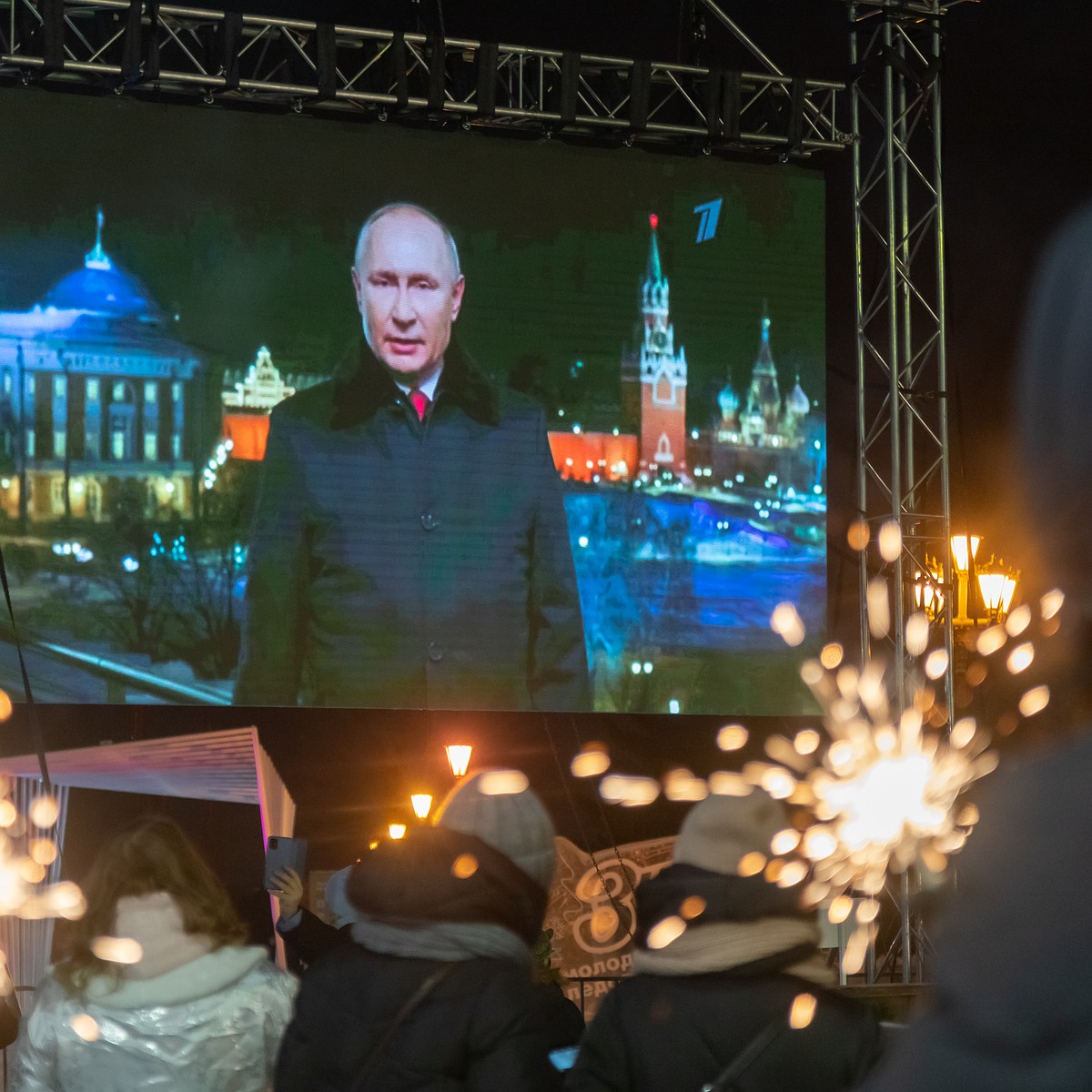 Варил курицу для одноклассников, а они показывали ему театр теней»: Как Владимир  Путин в советское время отмечал Новый год - KP.RU