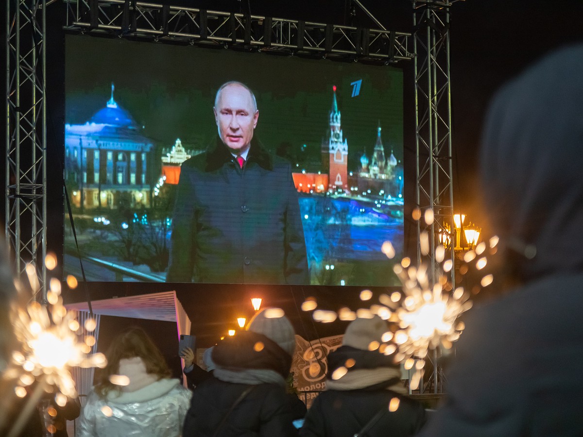 «Варил курицу для одноклассников, а они показывали ему театр теней»: Как  Владимир Путин в советское время отмечал Новый год - KP.RU