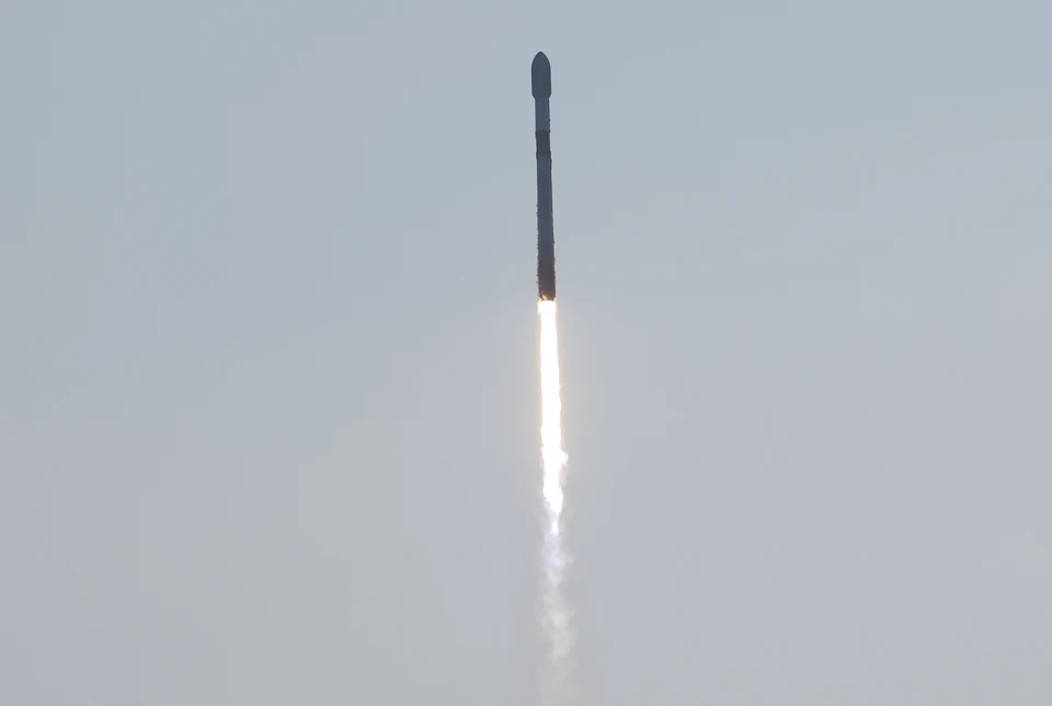 Компания SpaceX запустила на орбиту Земли ракеты-носителя Falcon 9 с 54 мини-спутниками