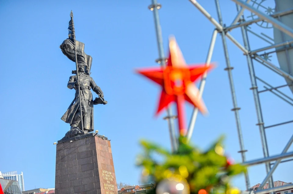 Специалисты почти закончили обустраивать новогодний городок.