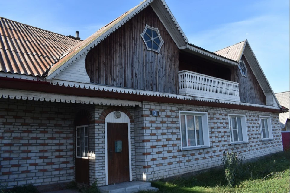 Власти показали фото непригодного для жизни дома, ключи от которого торжественно вручили матери восьмерых детей. Фото: Краснозерский район НСО.