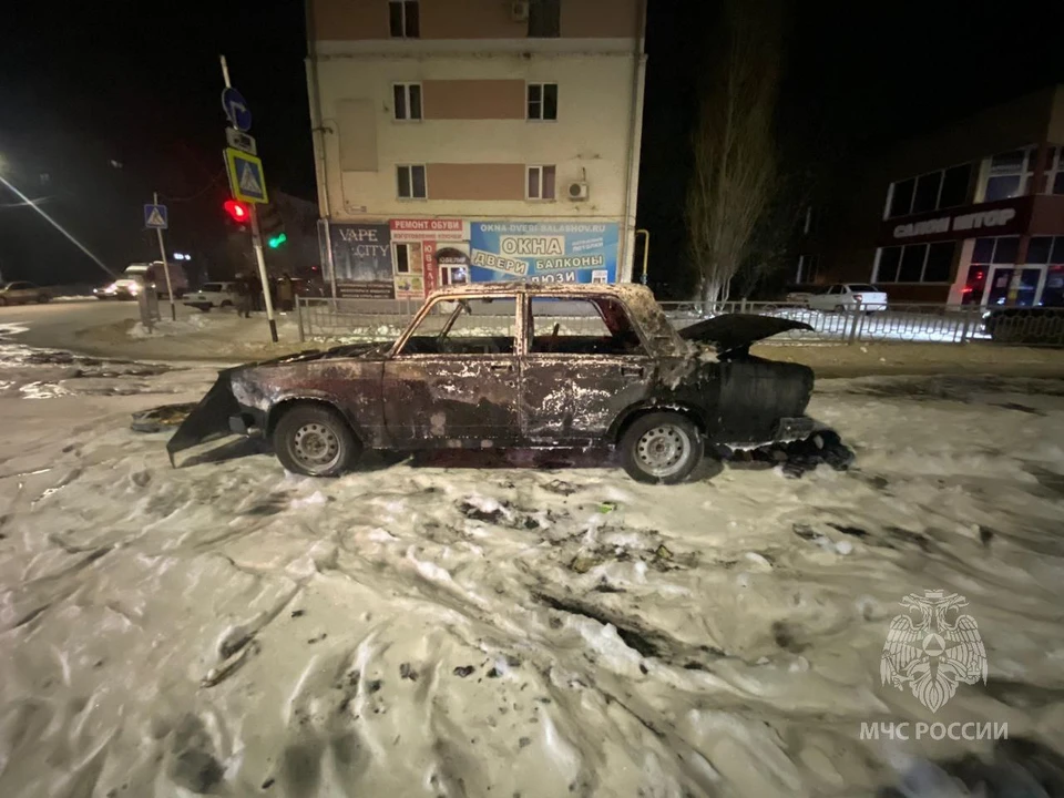 Горящая семерка. Саратовская область сгорел автомобиль. Энгельс происшествия в новогоднюю ночь.