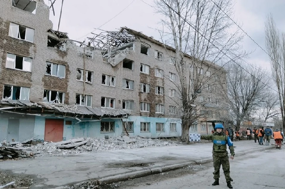 Последствия обстрела города. Фото: СЦКК ЛНР