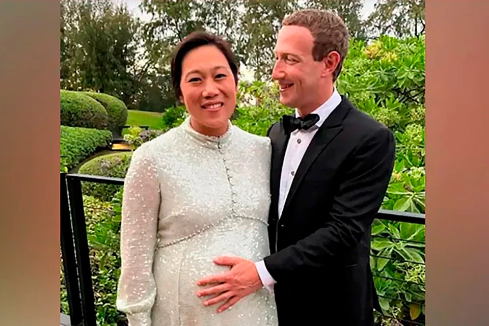Марк Цукерберг выложил в Интернет фото, на котором он запечатлен вместе со своей женой Присциллой.