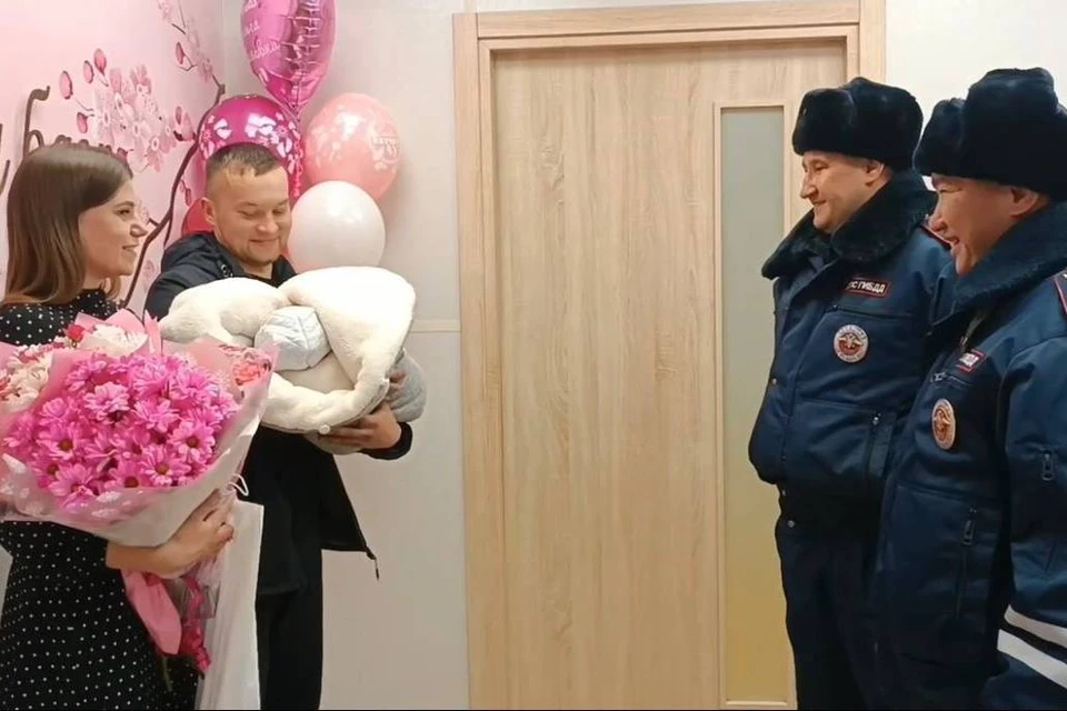 Экипаж откликнулся на просьбу и автоинспекторы незамедлительно доставили семью в роддом. Фото: пресс-служба МВД по Республике Бурятия.