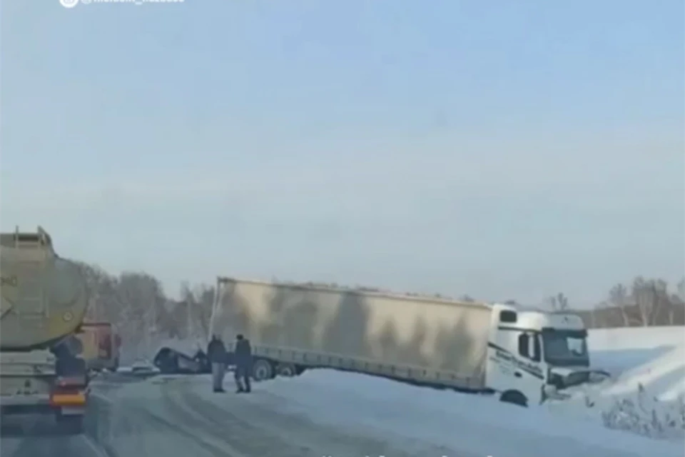 ДТП произошло на 30-м километре автодороги «Обход города Кемерово». Фото: скриншот видео.