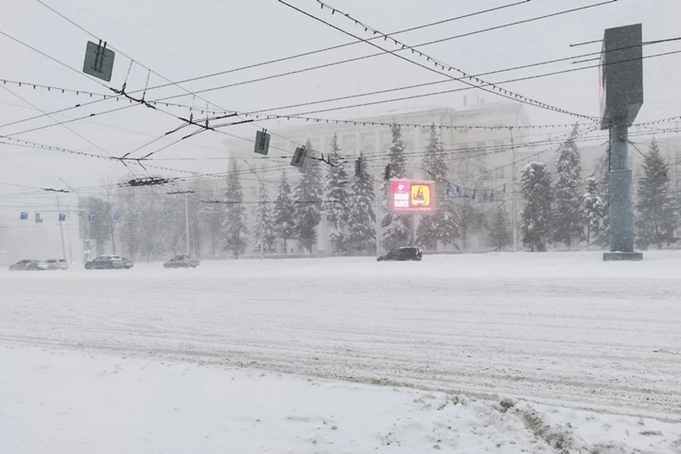 На регион обрушился сильнейший снегопад. На фото - столица Уфа