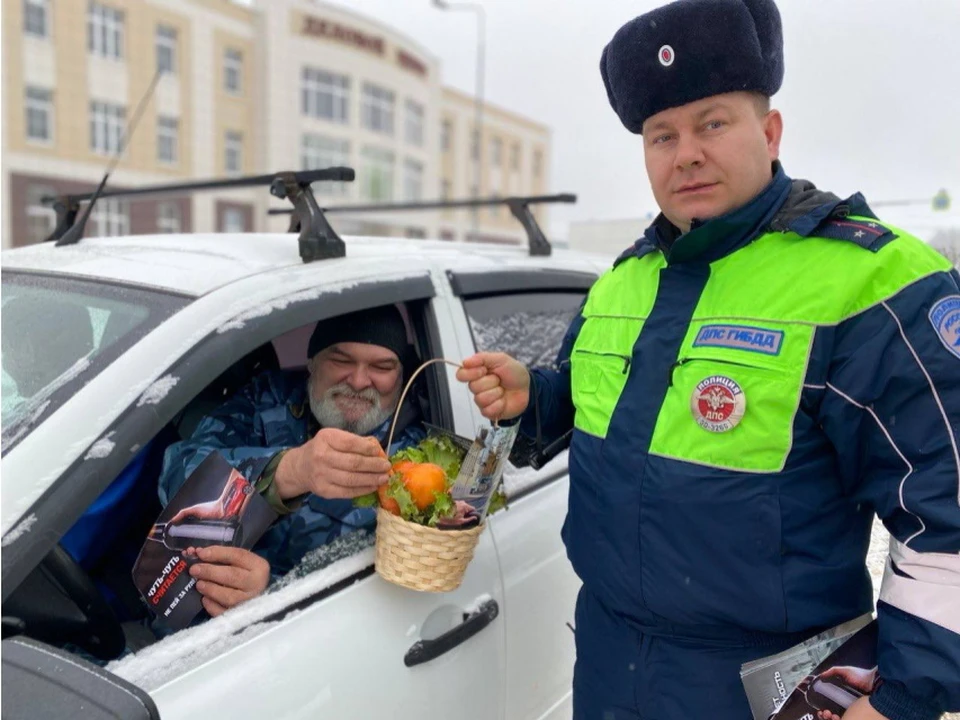 Трезвым водителям Луховиц и Волоколамска автоинспекторы подарили овощи и фрукты