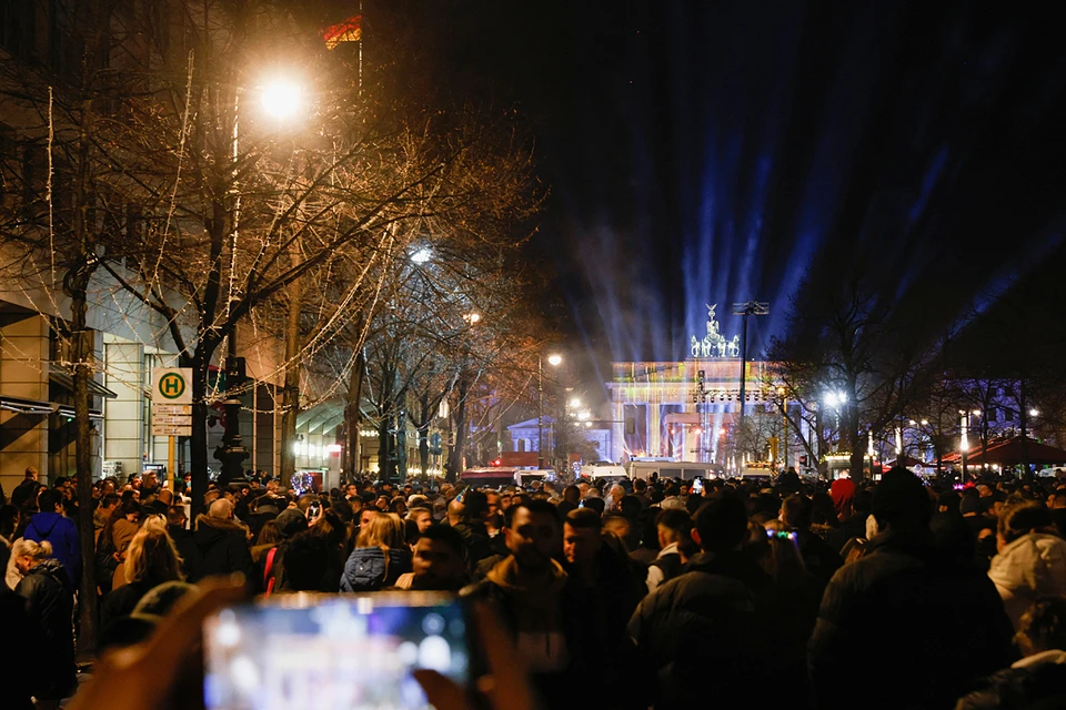Tолько в новогоднюю ночь на улицах немецкой столицы за нападения на полицейских, пожарных и медиков было задержано более 100 человек