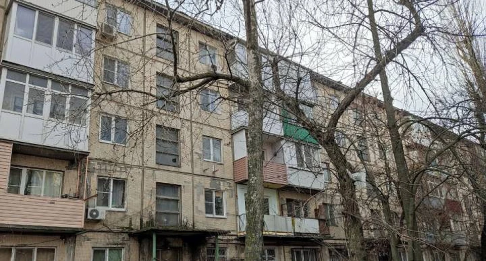 Многоэтажка на Кривошлыковском давно признана аварийной, но не все собственники хотят переезжать из квартир. Фото: группа дома в телеграм-канале