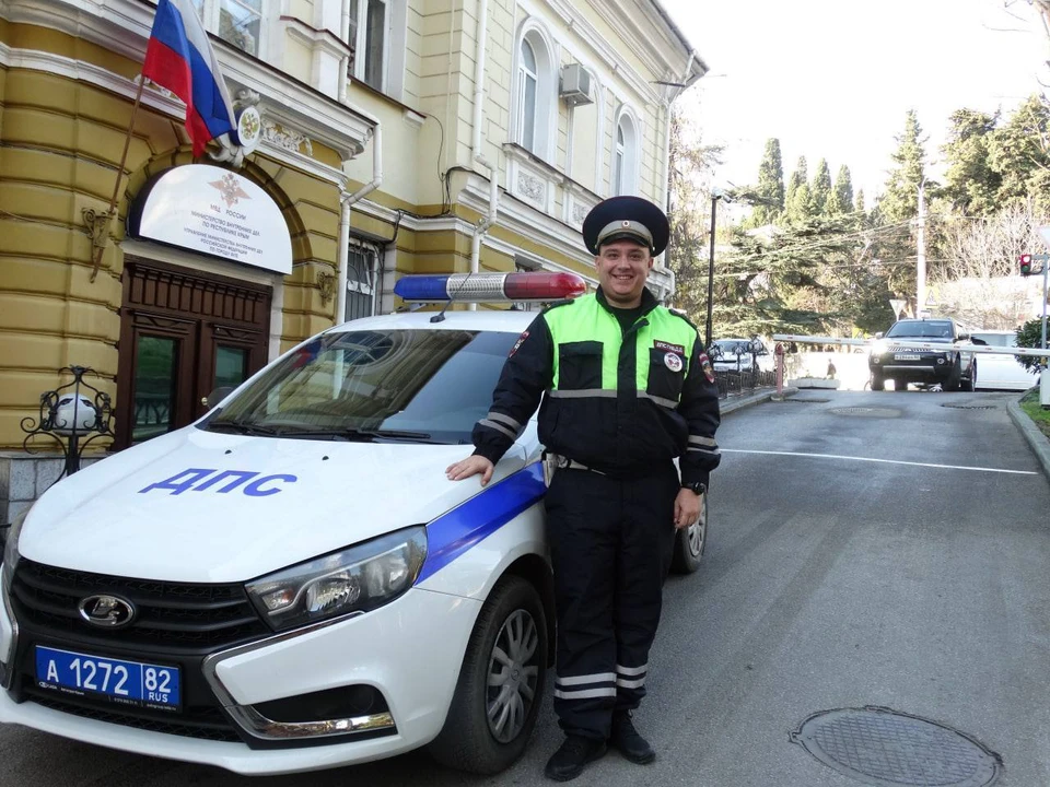 Сотрудник ГИБДД доставил роженицу в роддом. Фото: Крым Оперативный.