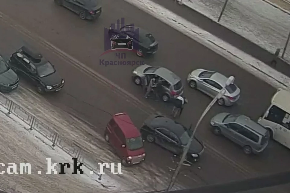 В Красноярске две автомобилистки подрались посреди улицы. Стоп-кадр видео