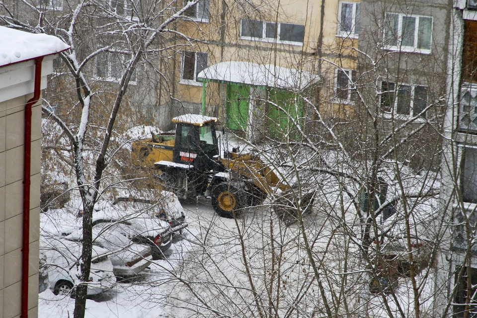 Заместитель главы администрации по жилищно-коммунальному хозяйству дал указание организовать ежедневные работы по очистке от снега кровель домов