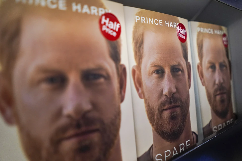 Скандальная книга принца Гарри "Запасной" с 10 января продается в Британии.