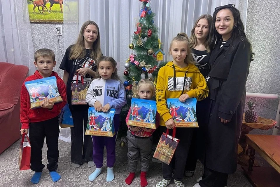 Часть ребят уже получила заветные подарки. Фото: пресс-служба правительства Адыгеи