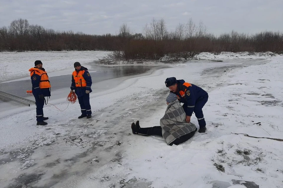 Спасатели вытащили провалившуюся под лед женщину под Липецком