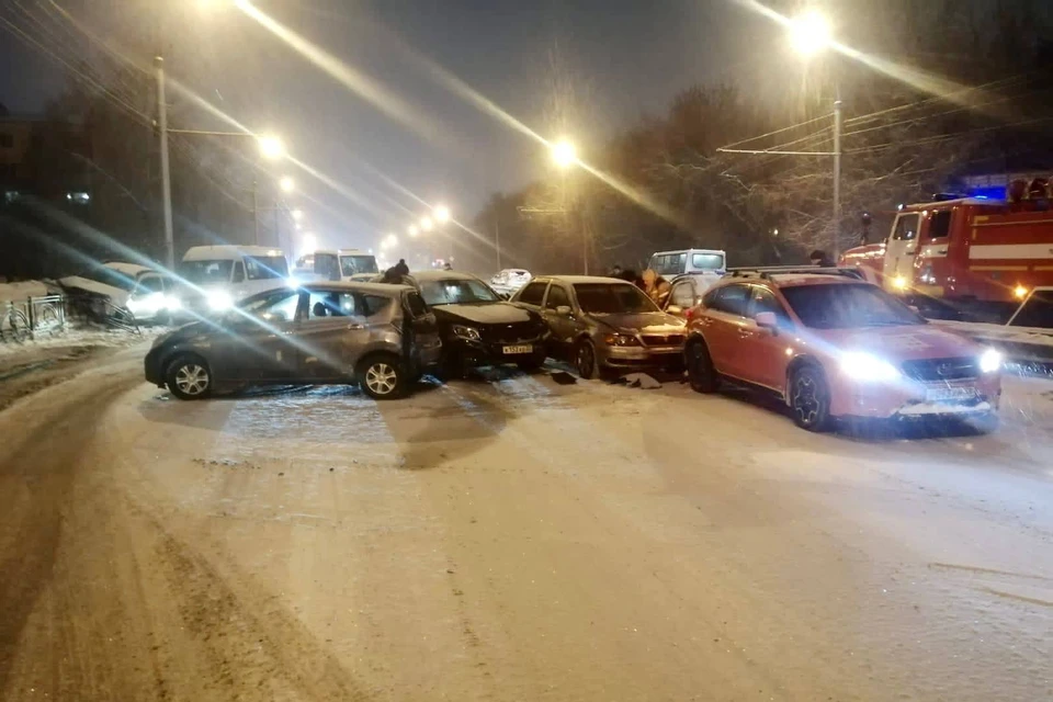 Шесть автомобилей и маршрутка столкнулись в Иркутске, есть пострадавший