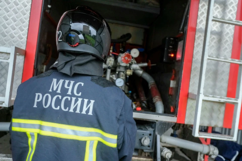 Крупный пожар тушат на лесоперерабатывающем комплексе в Усть-Илимске