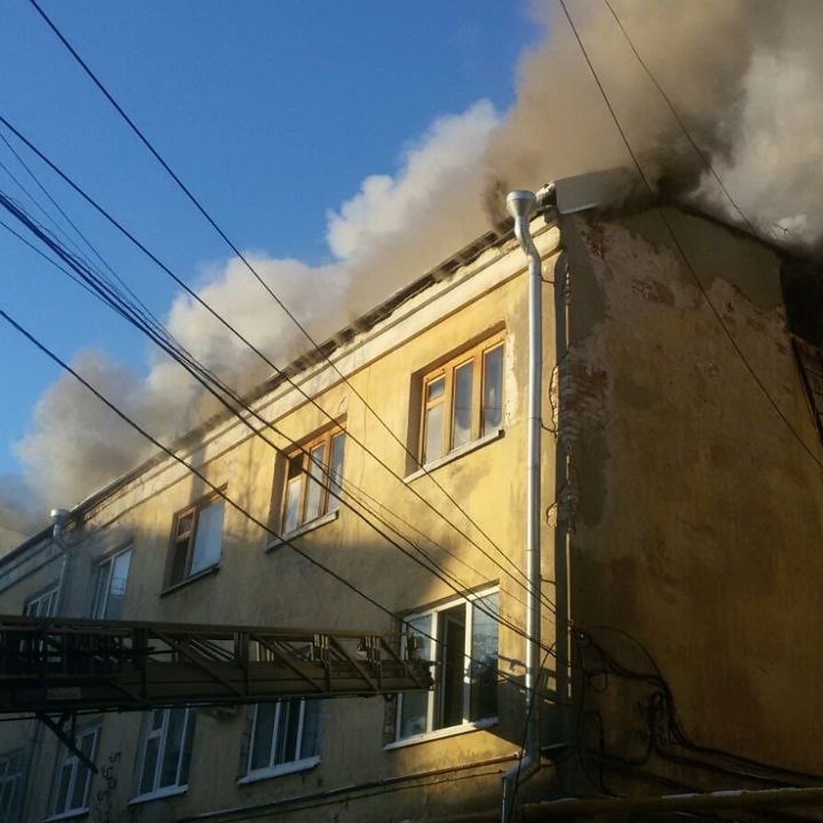 Появилось видео пожара в жилом доме на ул. Некрасовской в Самаре 11 января  2023 года - KP.RU