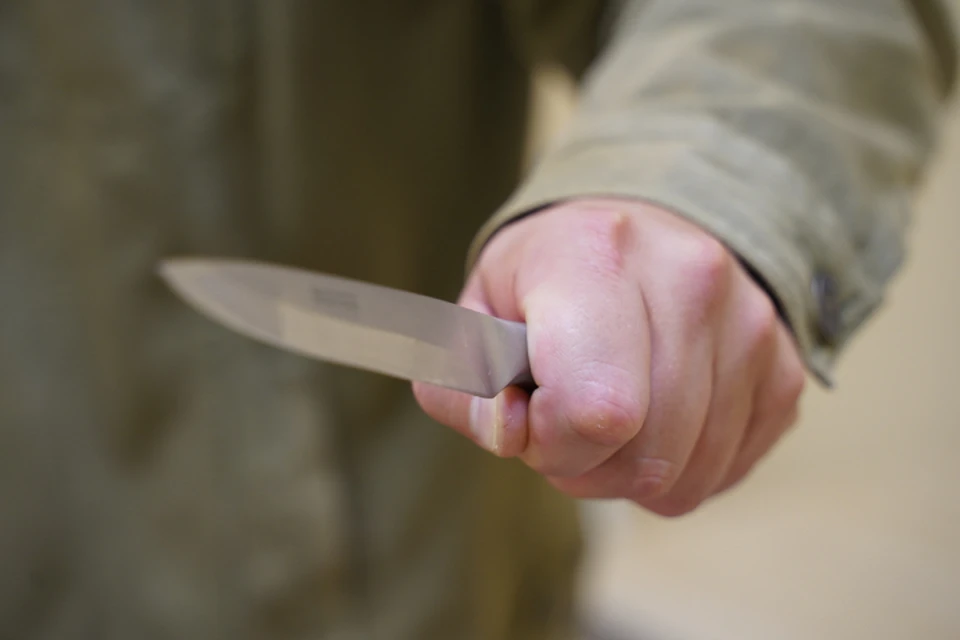 Мужчина, угрожая ножом, требовал отдать ему 1500 рублей.