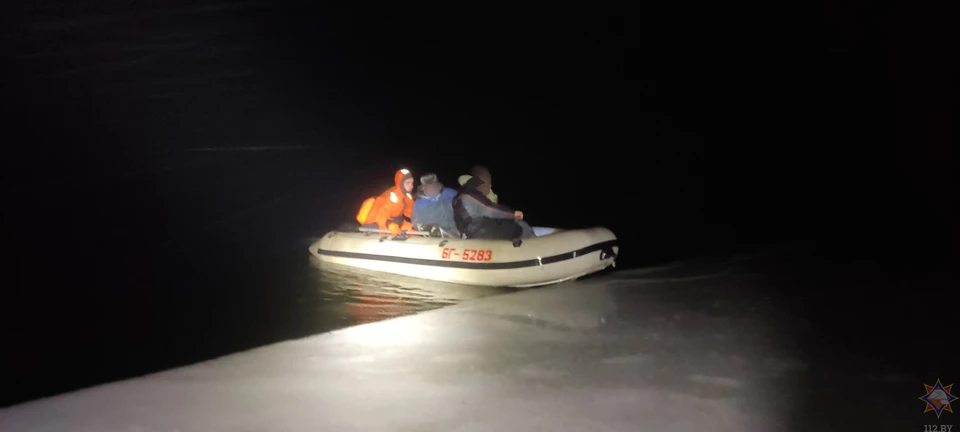 Спасатели пришли на помощь оказавшимся на дрейфующей льдине рыбкам. Фото: МЧС.