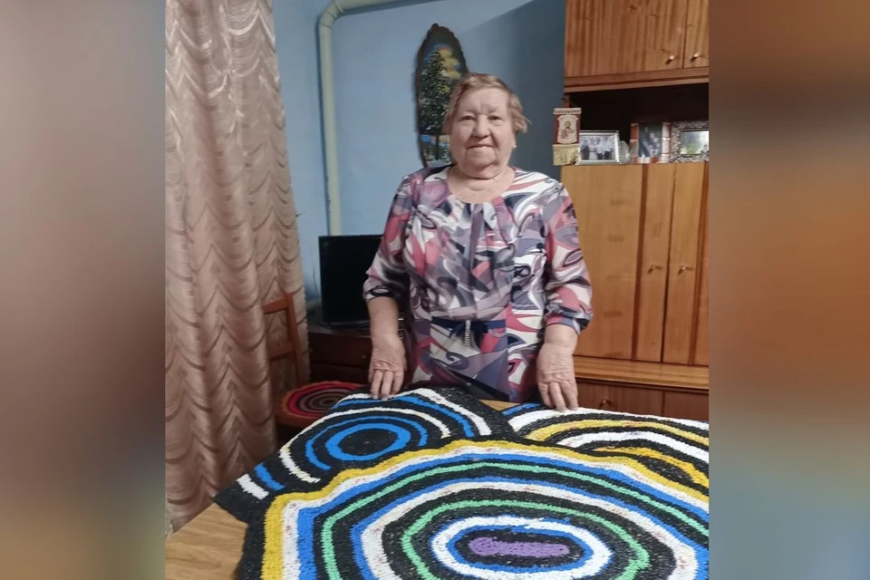 Пенсионерка вяжет из целлофановых пакетов. Фото: предоставлено Лидией Булатовой