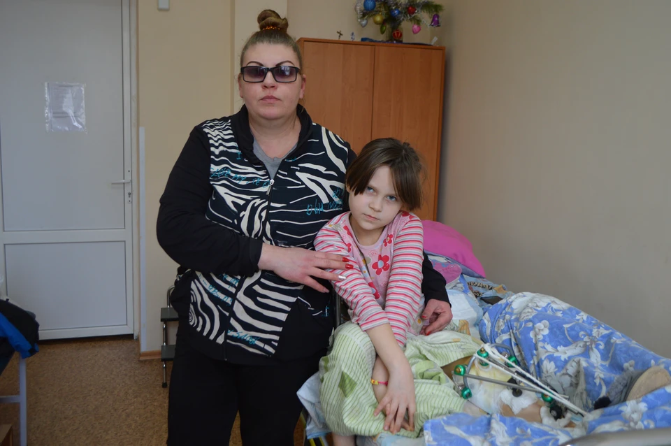 Ольга каждый день проведывает пострадавшую дочь в палате травматологического центра
