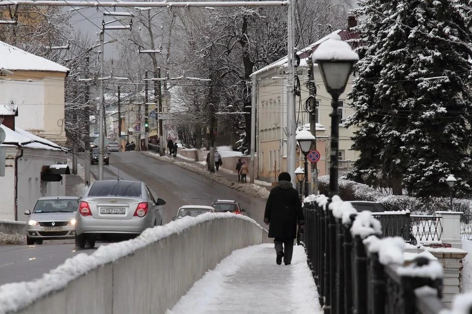 Погода в калуге. Калуга зимой. Улицы Калуги зимой. Улица Кирова зимой Калуга. Калуга зимой старые улицы.