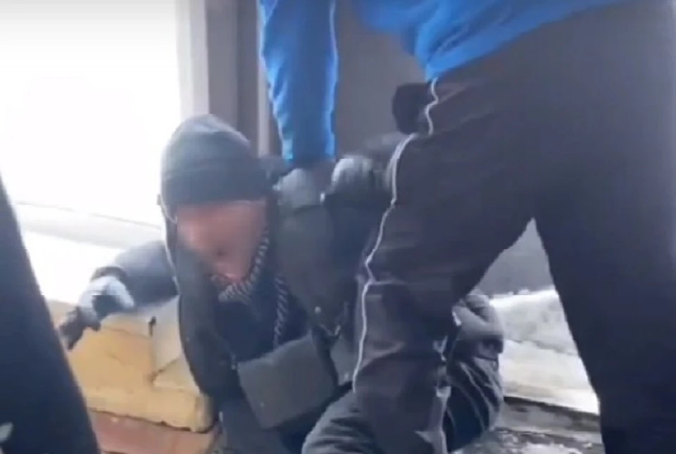 Неадекватный мужчина ворвался в школу в Дзержинске во время уроков. Видео: t.me/alekseev_dzr