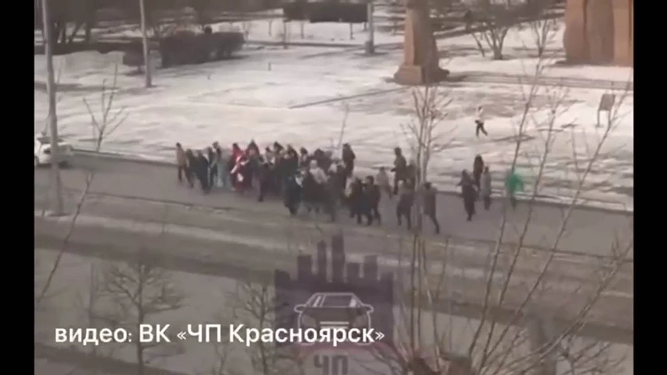 В Красноярске нашли подростков, перебегавших дорогу толпой. Фото: ЧП Красноярск/ГИБДД скриншот из видео