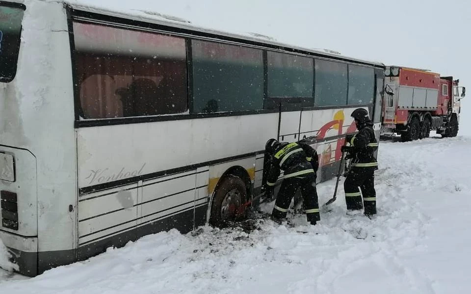 Около получаса потребовалось дэчеэсникам, чтобы расчистить снег и освободить пассажиров, после чего с помощью техники спасатели вытянули автобус на дорогу. Фото предоставлено пресс-службой ДЧС Жамбылской области.